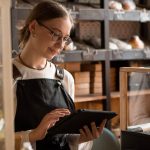 Mujer usando Software-de ventas en tableta