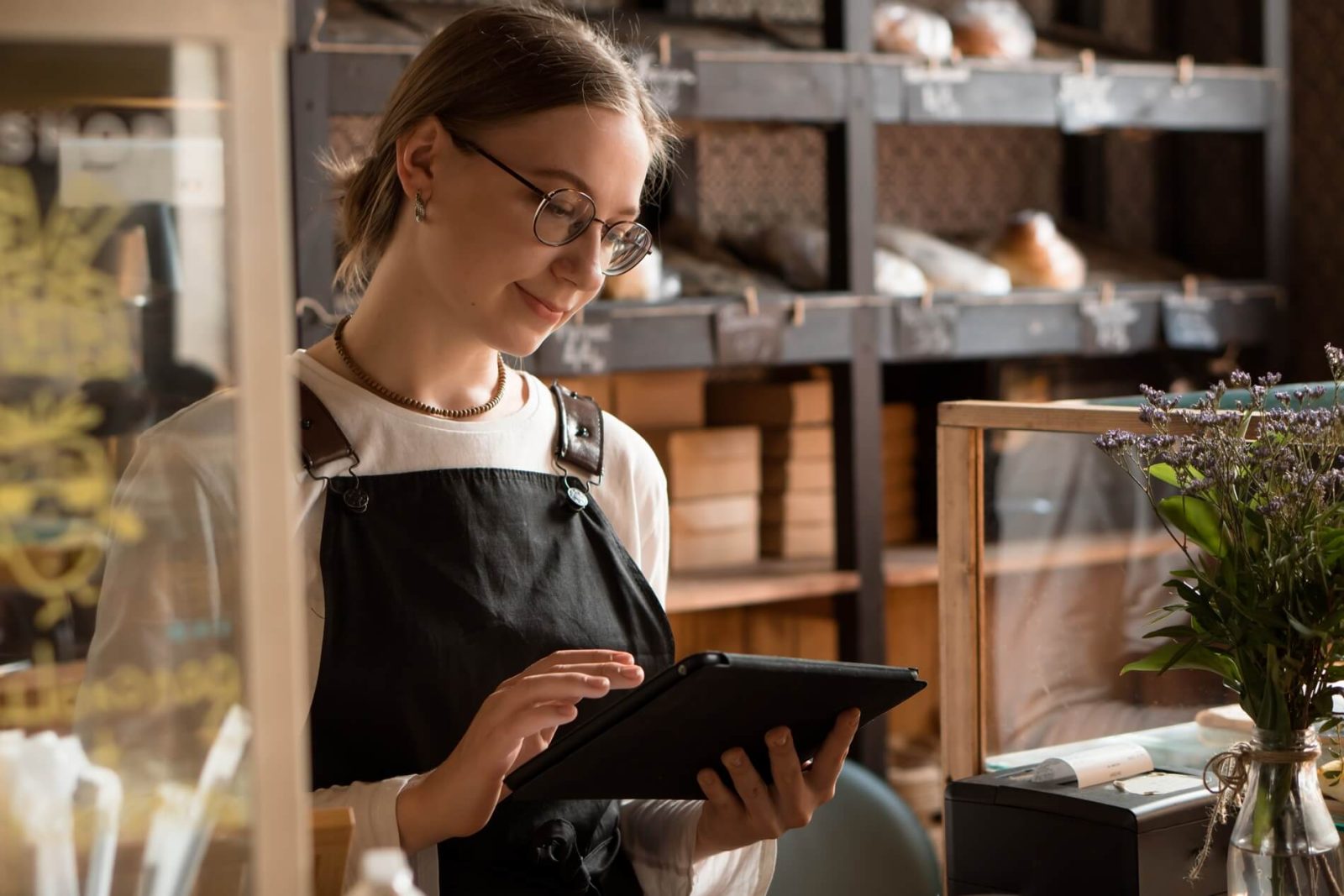 Mujer usando Software-de ventas en tableta