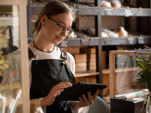 Mujer usando Software-de ventas en tableta