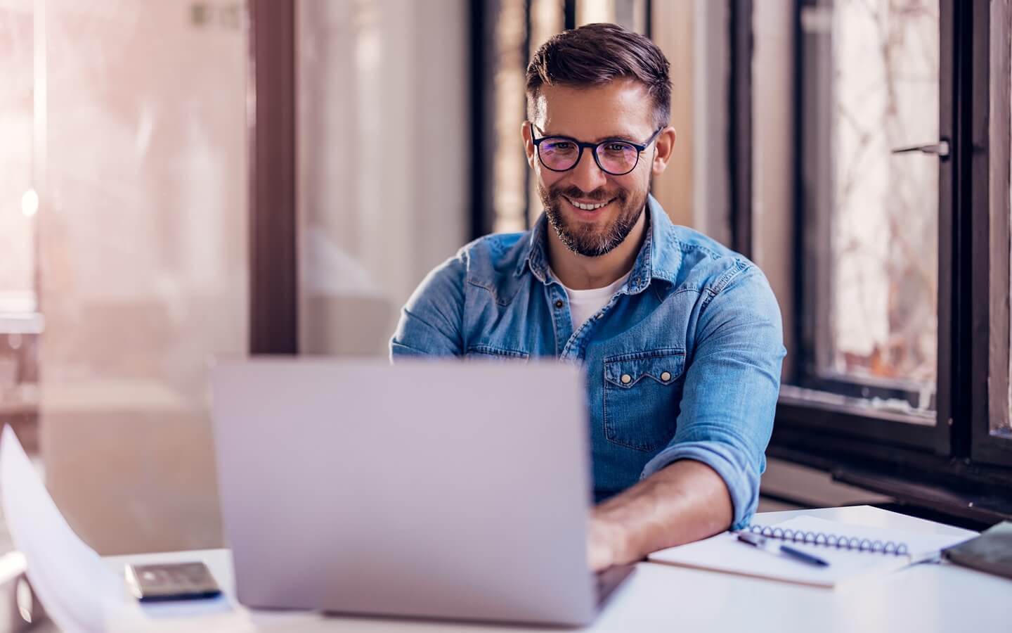 Homem utilizando software financeiro