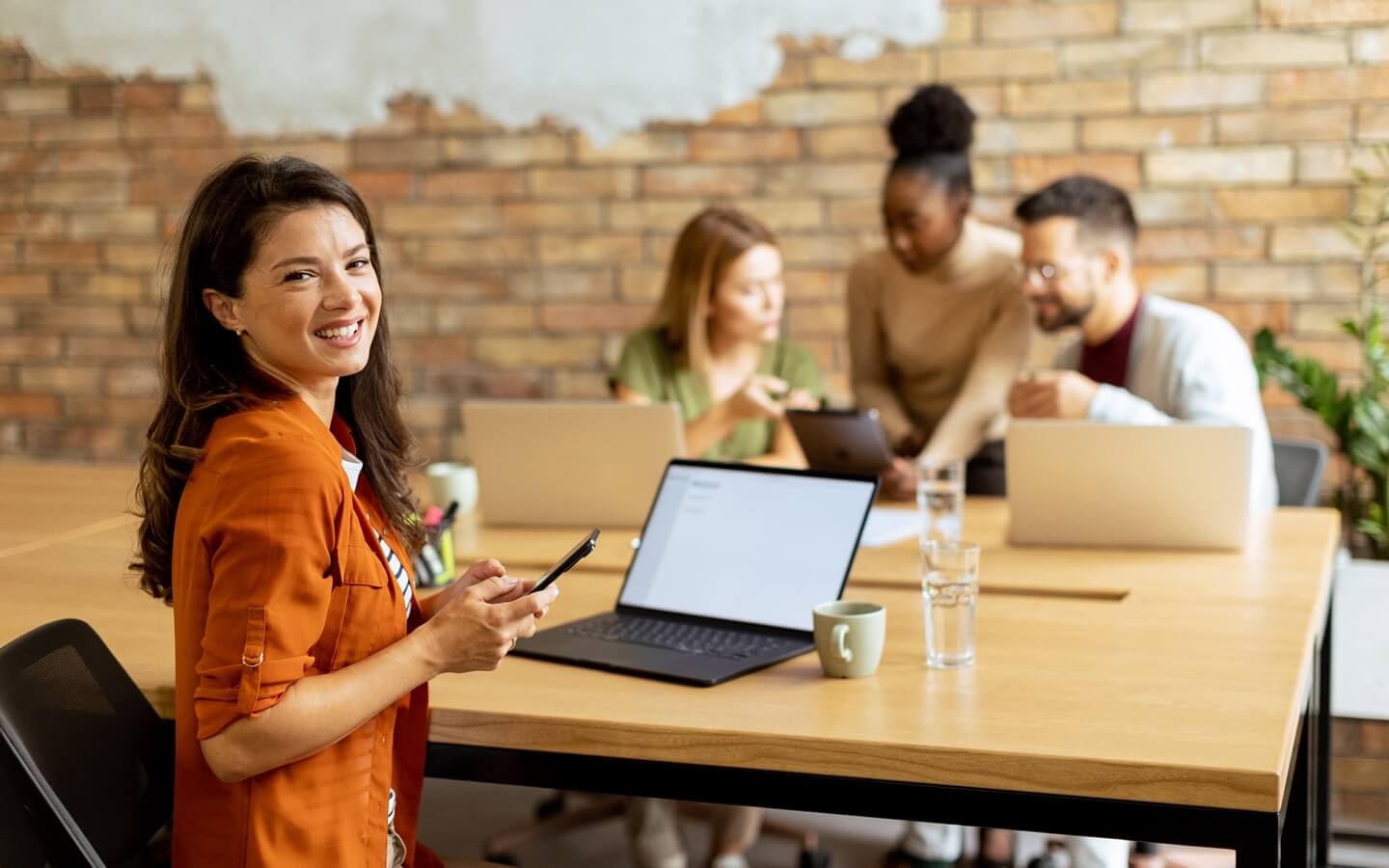 Mujer usando software de datos