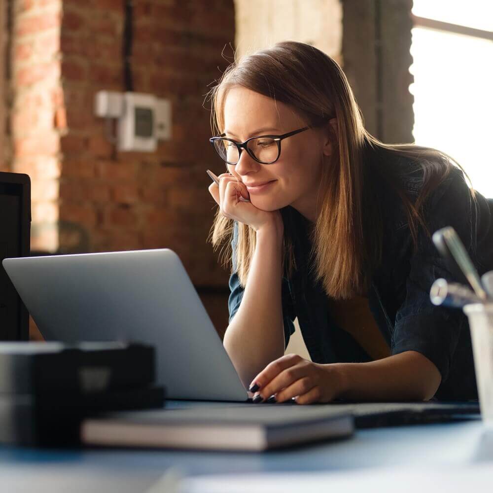 Mujer usando software